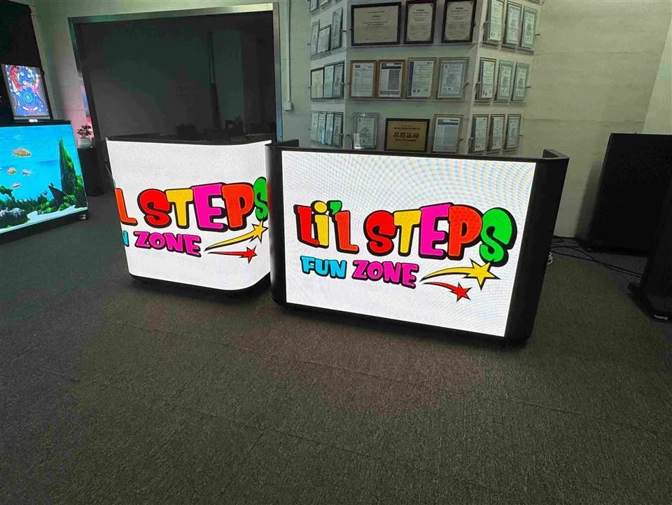 Преносима DJ кабина с LED екран за видео стена